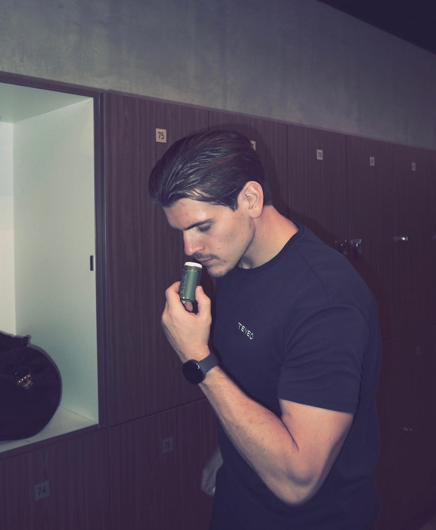 Persoon gebruikt Kick inhalator binnenshuis voor een mindful moment