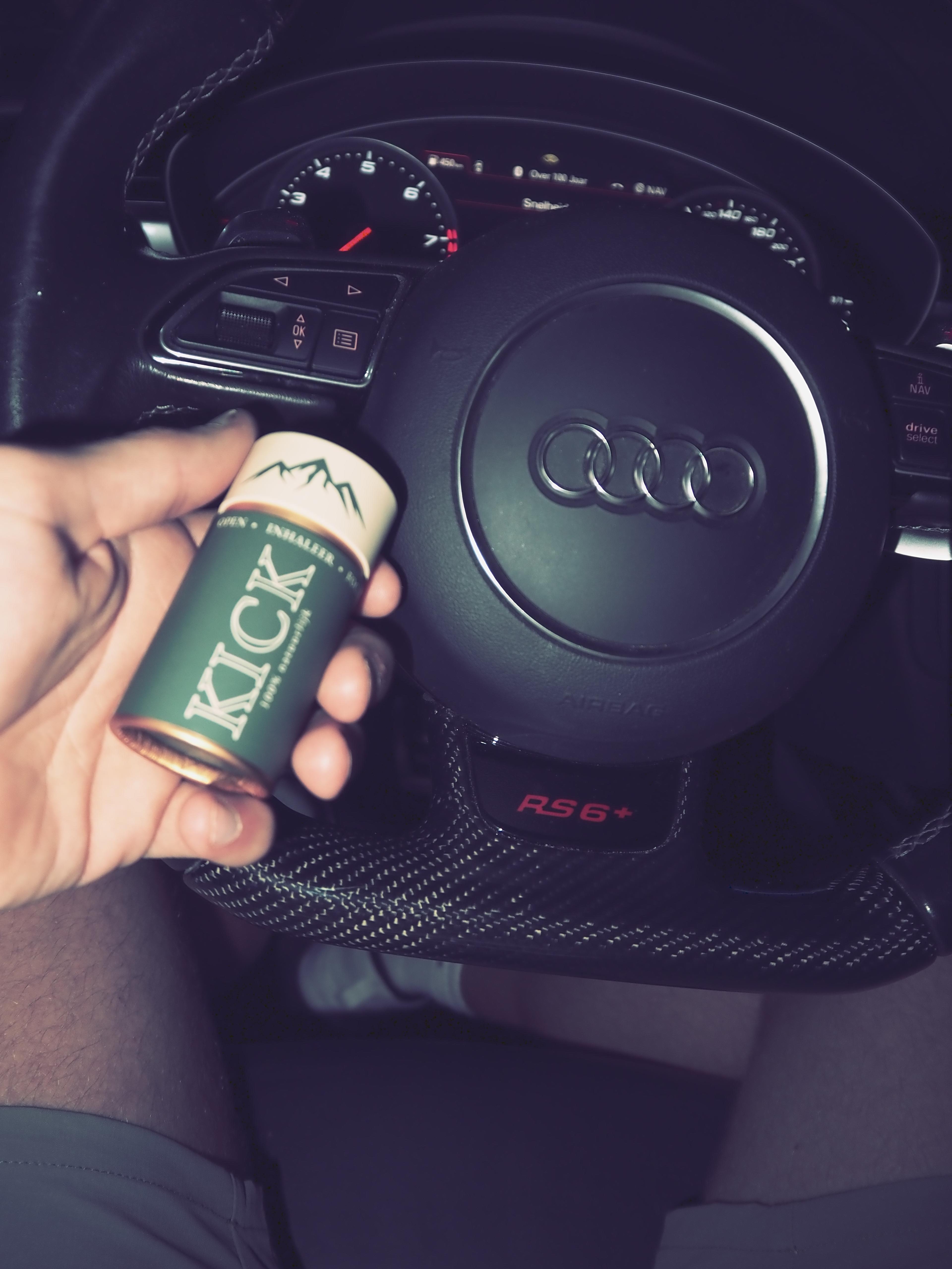 Kick geur-inhalator tijdens autorit als natuurlijk focusmoment onderweg