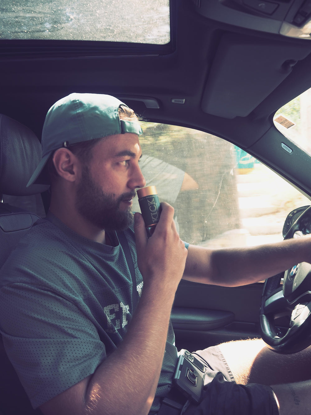 Kick inhalator gebruikt onderweg in de auto voor een korte mentale reset”