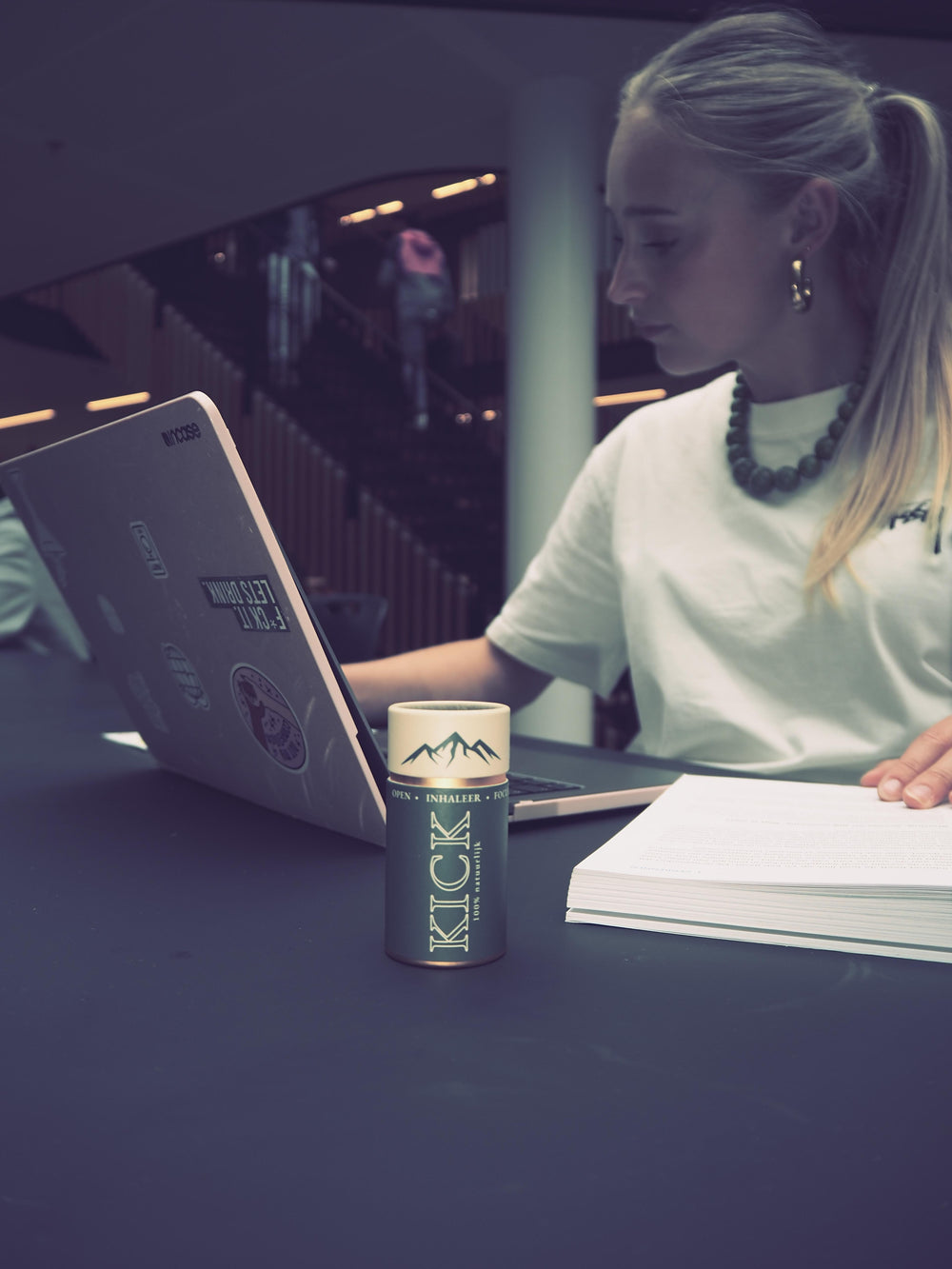 Kick inhalator gebruikt tijdens het studeren voor een moment van concentratie