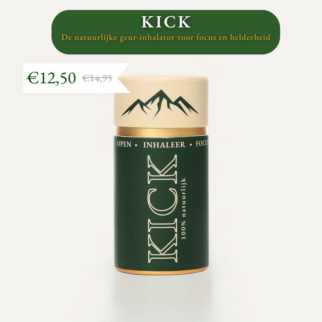 Handgemaakte natuurlijke geur-inhalator Kick op wit doek, product close-up