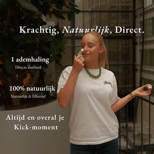 Vrouw die de Kick inhalator gebruikt voor een natuurlijk focusmoment
