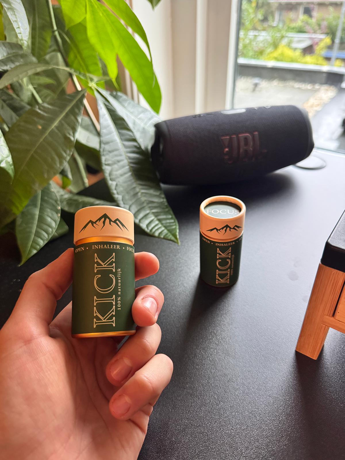 Kick inhalator vastgehouden naast planten, natuurlijk focusmoment