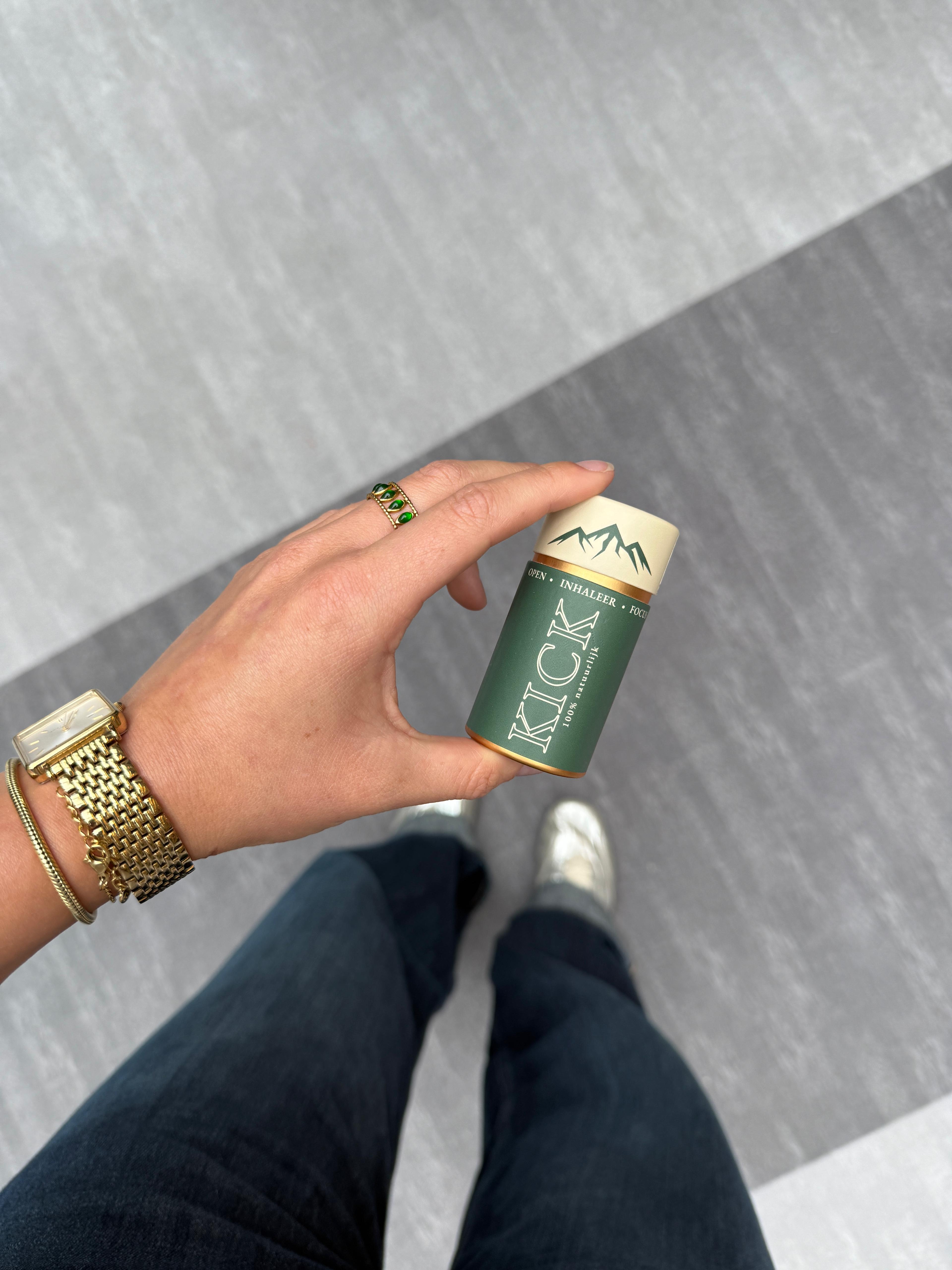 Kick inhalator onderweg uit jaszak gepakt voor een snel focusmoment